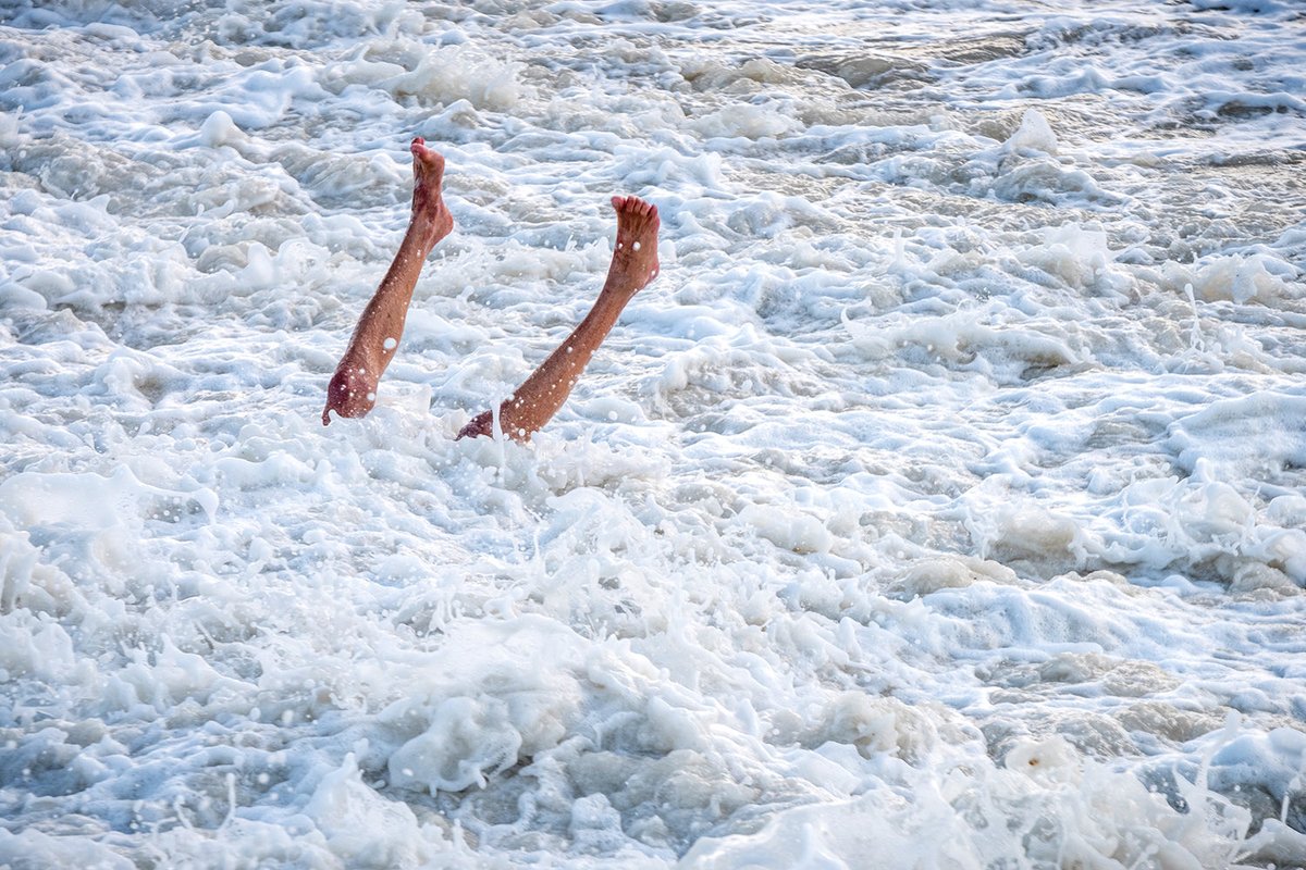 Hove #beachlife #winterswim #surf #sussexlife #legs #freezing #streetphotography #nikon