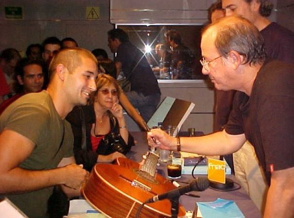 alainhernan's tweet photo. @davidpulidob A dónde van los pequeños, terribles encantos que tiene el hogar?
Acaso nunca vuelven a ser algo? Acaso se van... y a dónde van?
"MUJERES" es un discazo imprescindible en mi discoteca particular de mi post-adolescencia.
Y Silvio está en mi guitarra.
Gracias! https://t.co/SqIBS8RUh9