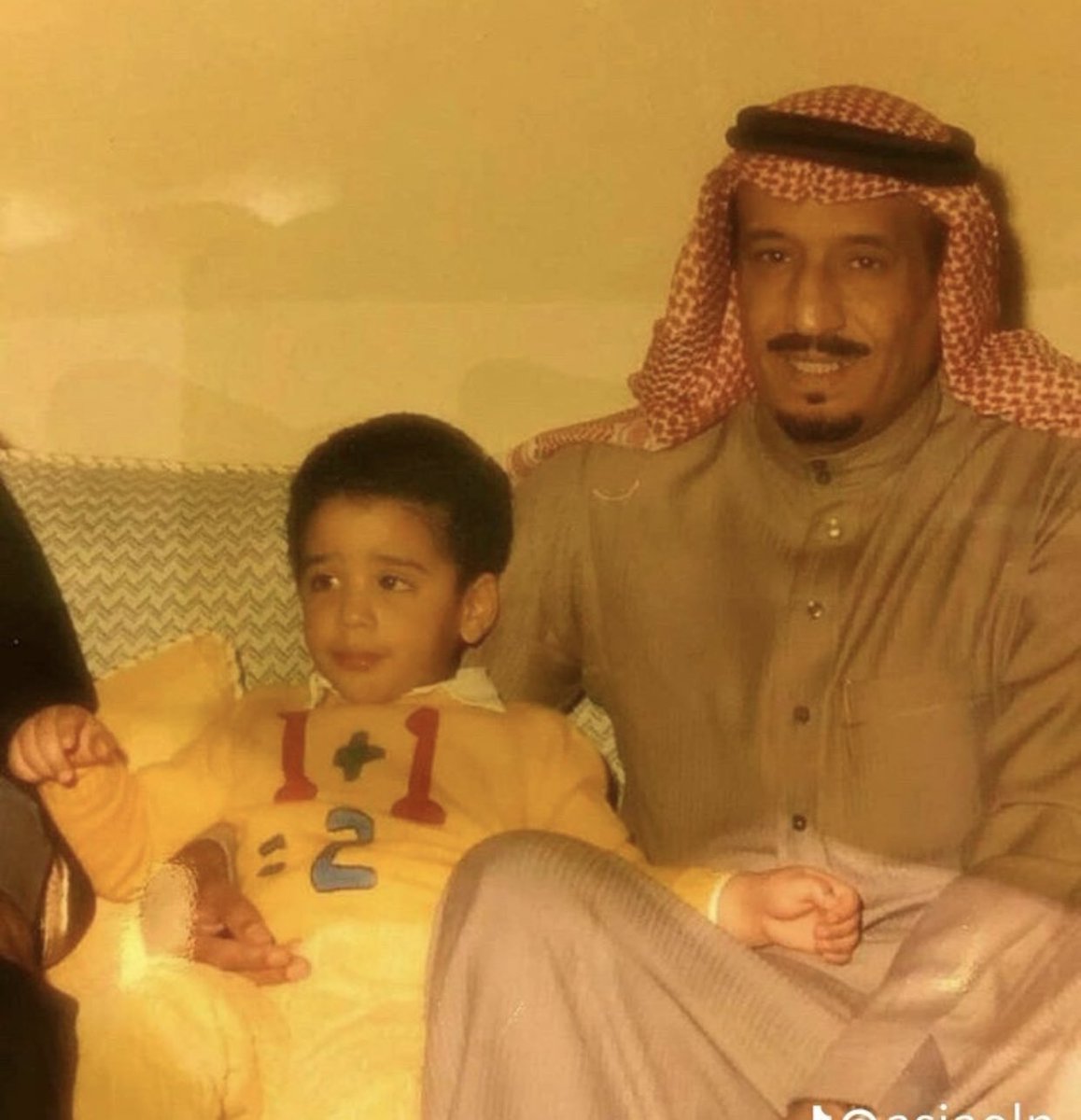الملك سلمان بن عبدالعزيز وأبنه الأمير محمد بن سلمان حفظهما الله