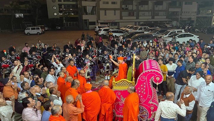 SGadiManinagar's tweet photo. #GnanMahodadhi #AcharyaSwamijiMaharaj was ceremoniously welcomed to #ManinagarMandir where Sants &amp; disciples had the opportunity to garland Him while the #ShreeMuktajeevanSwamibapa #PipeBand saluted #AcharyaSwamijiMaharaj &amp; delighted Him with their enchanting #Indian #Melodies https://t.co/PHlZ2A9MzN