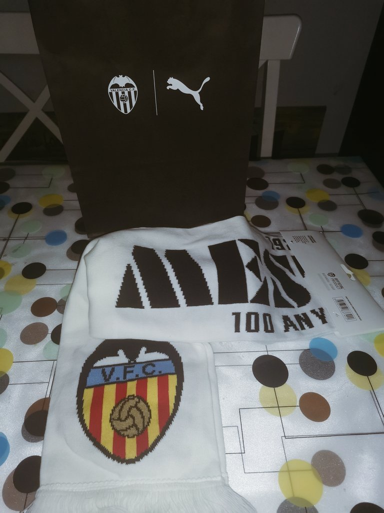 JuuniSuta's tweet photo. Este regalo de cumpleaños significa mucho para mí.
Valencianista de nacimiento. Accionista desde que tengo uso de razón.
Llevo al @valenciacf en la piel (Tattoo) y en el corazón.
Y como dice la canción de @bombaioficial:
"Eterno seré junto a ti."
#SentimentEtern🦇 https://t.co/RbTIeIPoi2