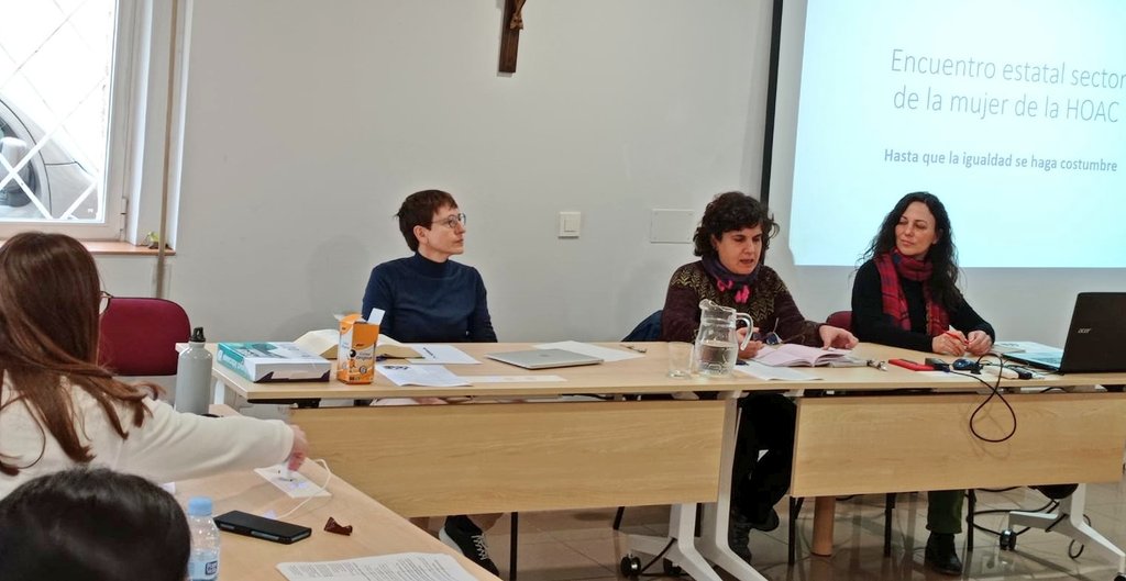 ester_cg's tweet photo. Encuentro de cristianas feministas de la @HOAC_es para compartir experiencias y acordar estrategias que nos permitan avanzar en #igualdad en la Iglesia y transversalizar la perspectiva de género. https://t.co/81pFXpl8dF