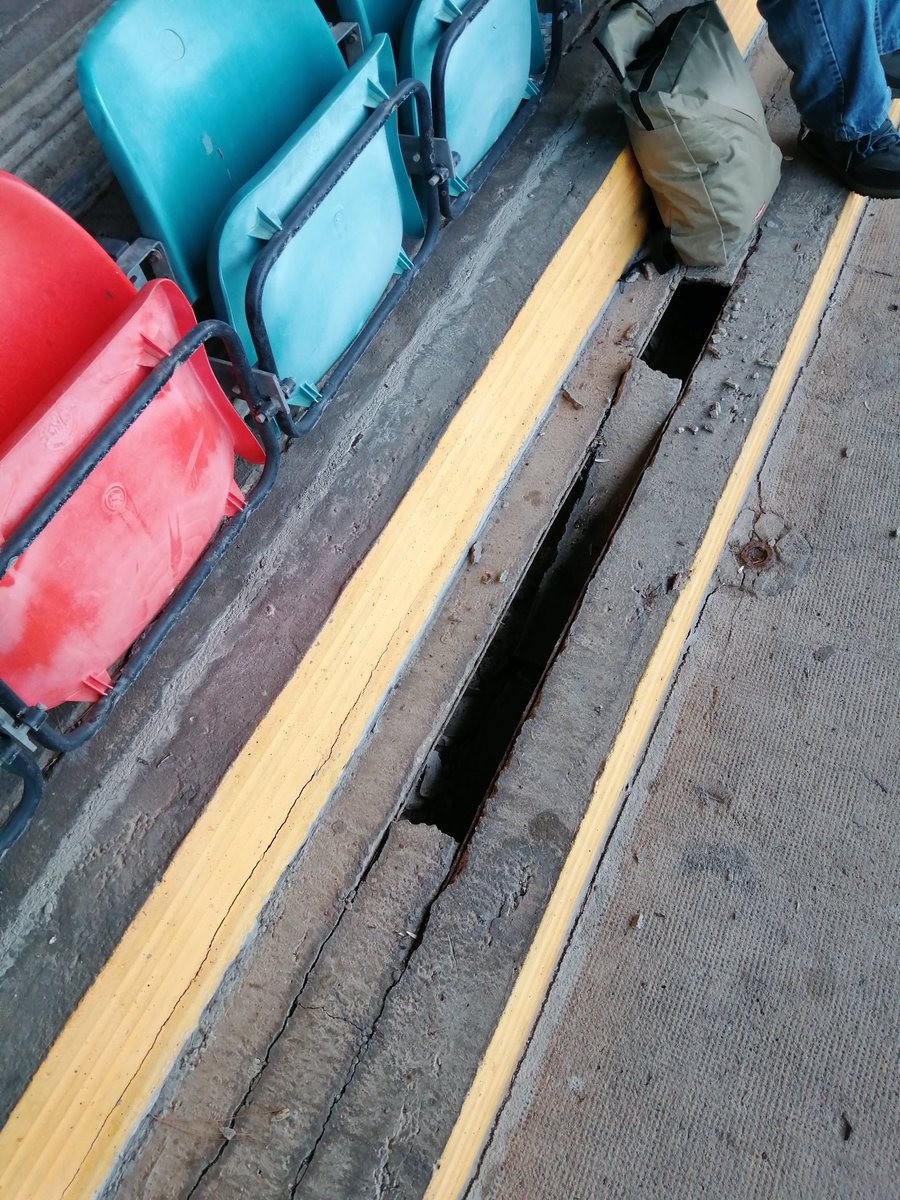 <a href="/SalamancaCFUDS/">Salamanca UDS</a> preocuparos un poco del campo, un aficionado al pisar un peldaño del fondo sur se le a hundido el pie dentro...... No es crítica pero cuidar el estadio y a la afición... HALA UNIÓN!!!