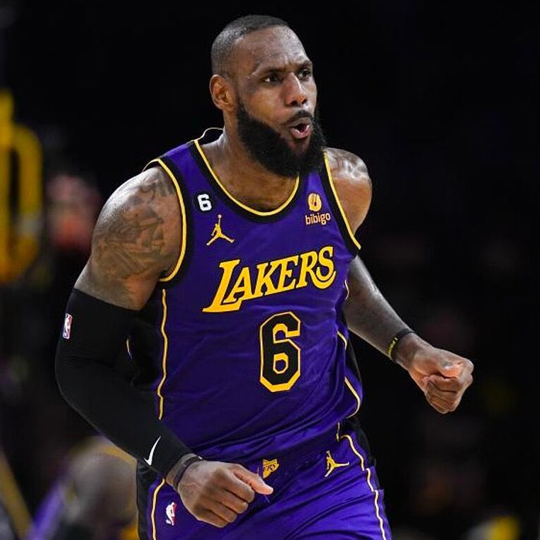 BasketNews_com's tweet photo. Since Andre Iguodala and Udonis Haslem are retiring after this season…

If Carmelo Anthony doesn’t get an NBA contract, LeBron James will become the oldest player in the NBA 🤯 https://t.co/CSkPEnEG0A