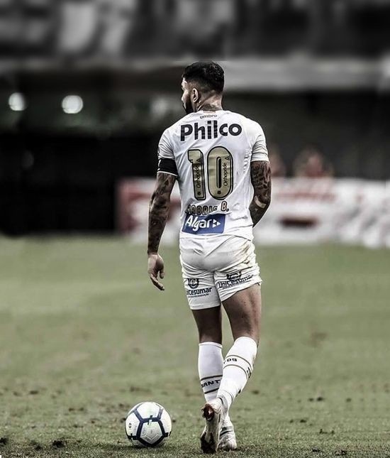 Futiverso's tweet photo. Gabriel Barbosa entra para a história do futebol brasileiro como o 5º jogador a vestir a camisa 10 do Santos e do Flamengo.

Sim, Gabigol vestiu a 10 de Pelé e hoje irá começar a escrever sua História com a camisa 10 de Zico 🔥🔥🔥 https://t.co/urTztxzMUI