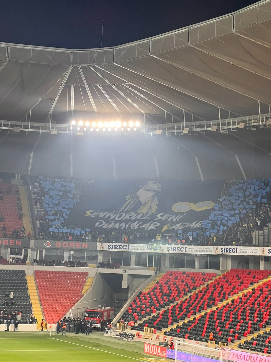 habertribuncom's tweet photo. "SEVİYORUZ SENİ DÜNYALAR KADAR"

Fenerbahçe tribünlerinin Sefa Kalya için yaptığı deplasman kareografisi.

#Fenerbahçe #SefaKalya https://t.co/gAfii7Jwoe
