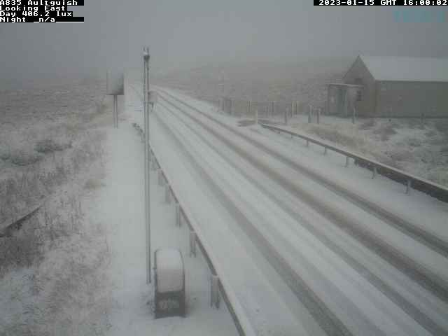NWTrunkRoads's tweet photo. One of our tractors out on the #A835 at #Braemore, heavy snow on this route right now along with the #A9 at #Ord. We also have gritters out treating routes & dealing with any snow but please #DriveSafe & #TakeCare! https://t.co/KuI0Q0lYe6