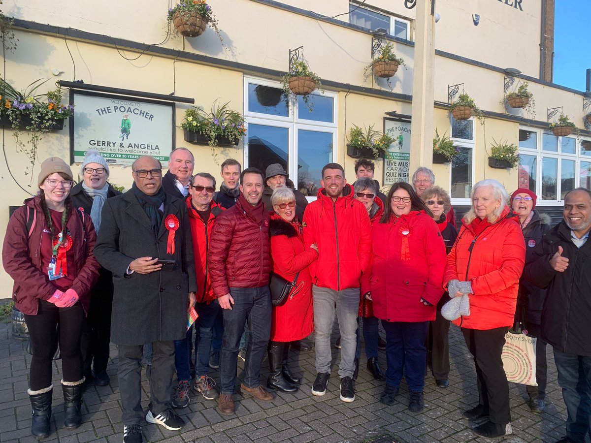 rach_hopkins's tweet photo. Great to be out with @StevenageLabour supporting Conor McGrath in the #Bedwell ward by-election.
Conor really understands the local Bedwell community & will make an excellent councillor.
#VoteLabour on Thursday🌹
#LabourDoorstep https://t.co/5ZPyT10ZPh