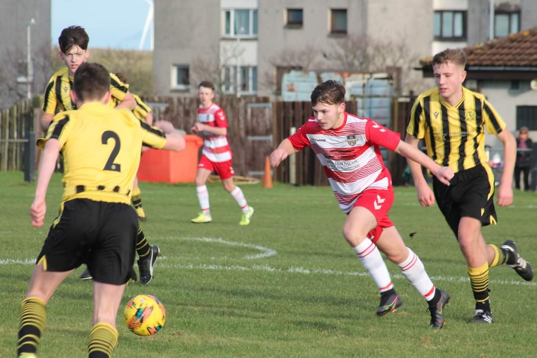 EastEndFCJuv's tweet image. which seen us into penalties and up steps Grant to make up for his earlier mistake by saving every penalty. 

Delighted coaches and focus now turns to our next match! 

#scottishcup #grassroots #Monee