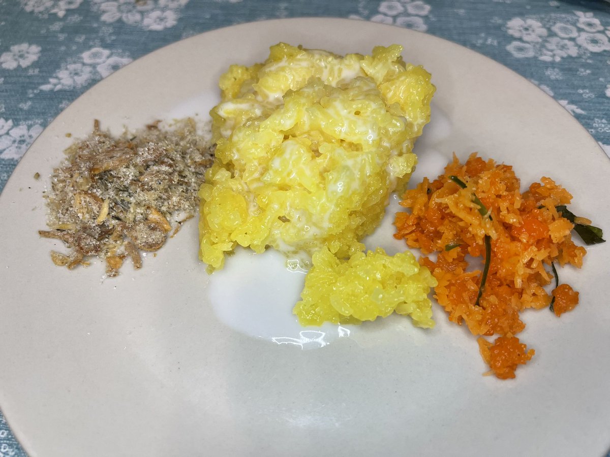 Atención a este postre tailandés porque os va a petar la cabeza!
En el centro tenemos arroz glutinoso coloreado con cúrcuma, por encima le hemos echado leche de coco con una pizca de sal. Vamos al montoncito de la izquierda…