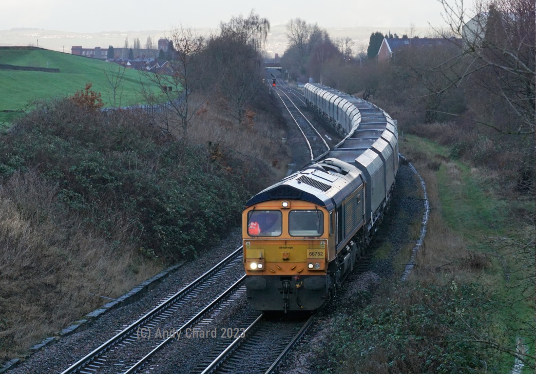 A very busy half hour at Denton / Reddish South this afternoon, with 4 BR-built diesels and a 66 all passing in close succession (20007, 20205, 60002, 60096 & 66752). #Class20 #Class60 #Class66