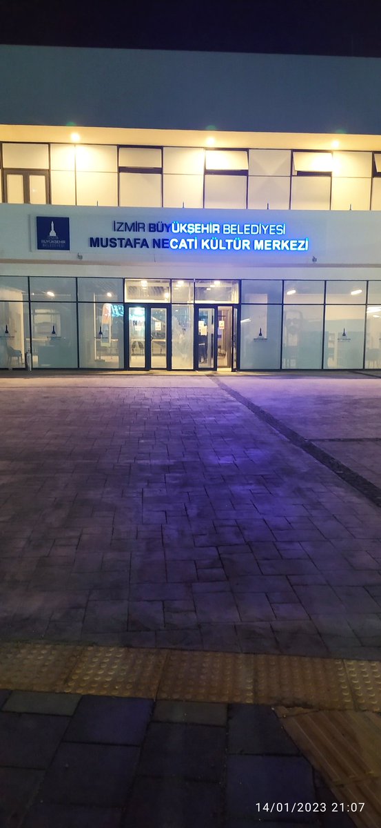 Kültür merkezinin ışıklı yazıları aylardır yarım yarım yanıyor. Belediye tasarrufa mı gitti acep🙈 <a href="/izmirhim/">İzmir HİM</a>