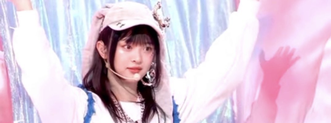 archivehanni's tweet photo. hanni getting ready for her intro 😭 https://t.co/gltwdV37iB