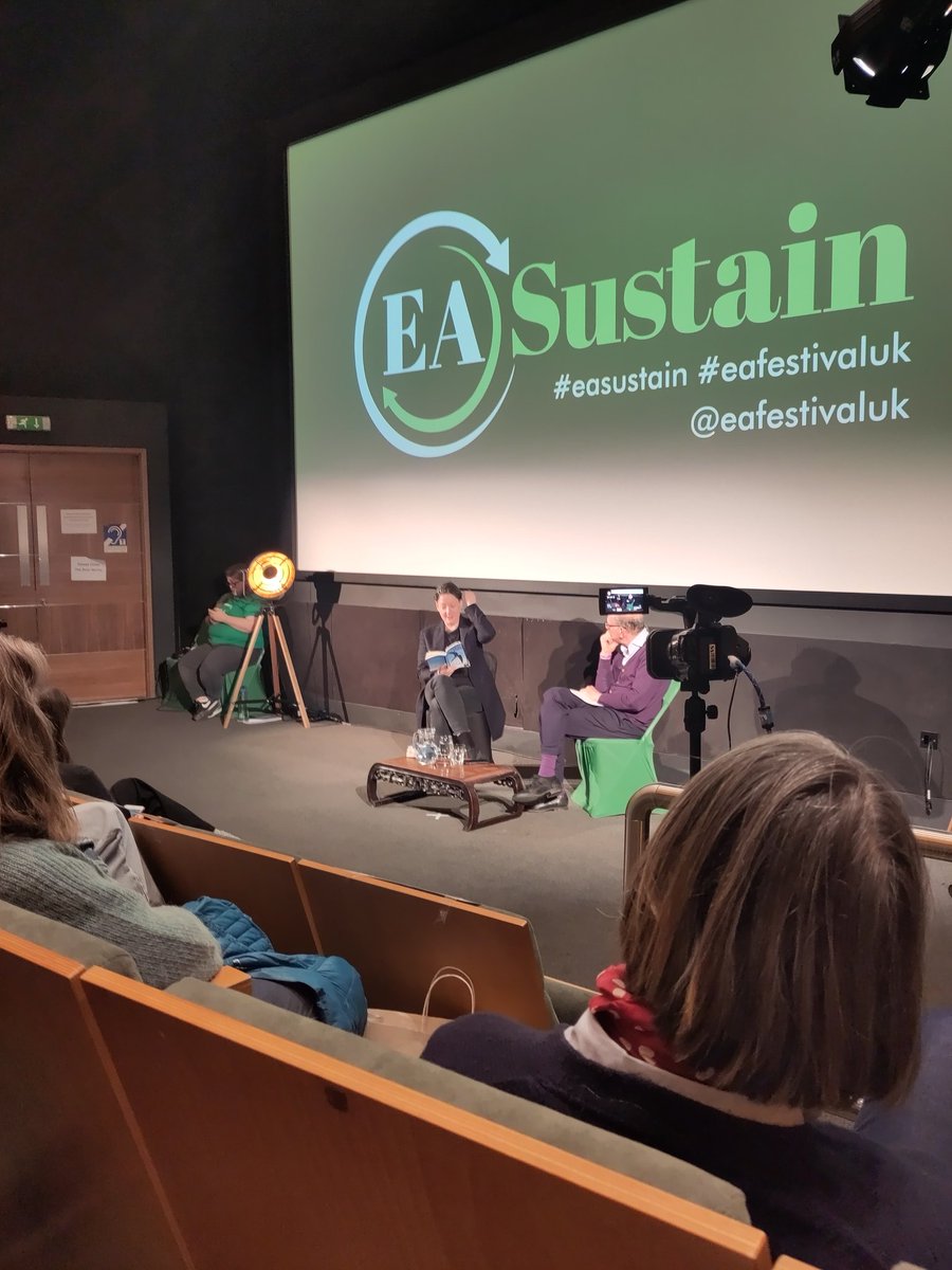 Really wonderful hearing <a href="/HelenJMacdonald/">Helen Macdonald</a> speak at @EAfestivalUK . Beautifully personal &amp; inspiring talk! 💚