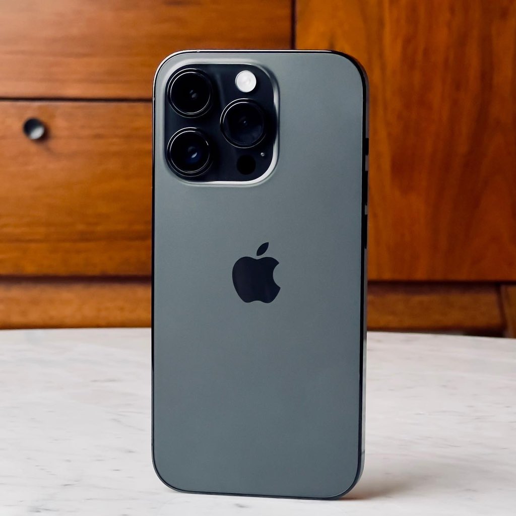 andrewjclare's tweet photo. Happy Sunday Everyone! 

When I’m at home chillin on days like this I like to go case less.  

Team Space Black 😮‍💨

#phone14Pro #iphone #apple https://t.co/djqHcy4g7s