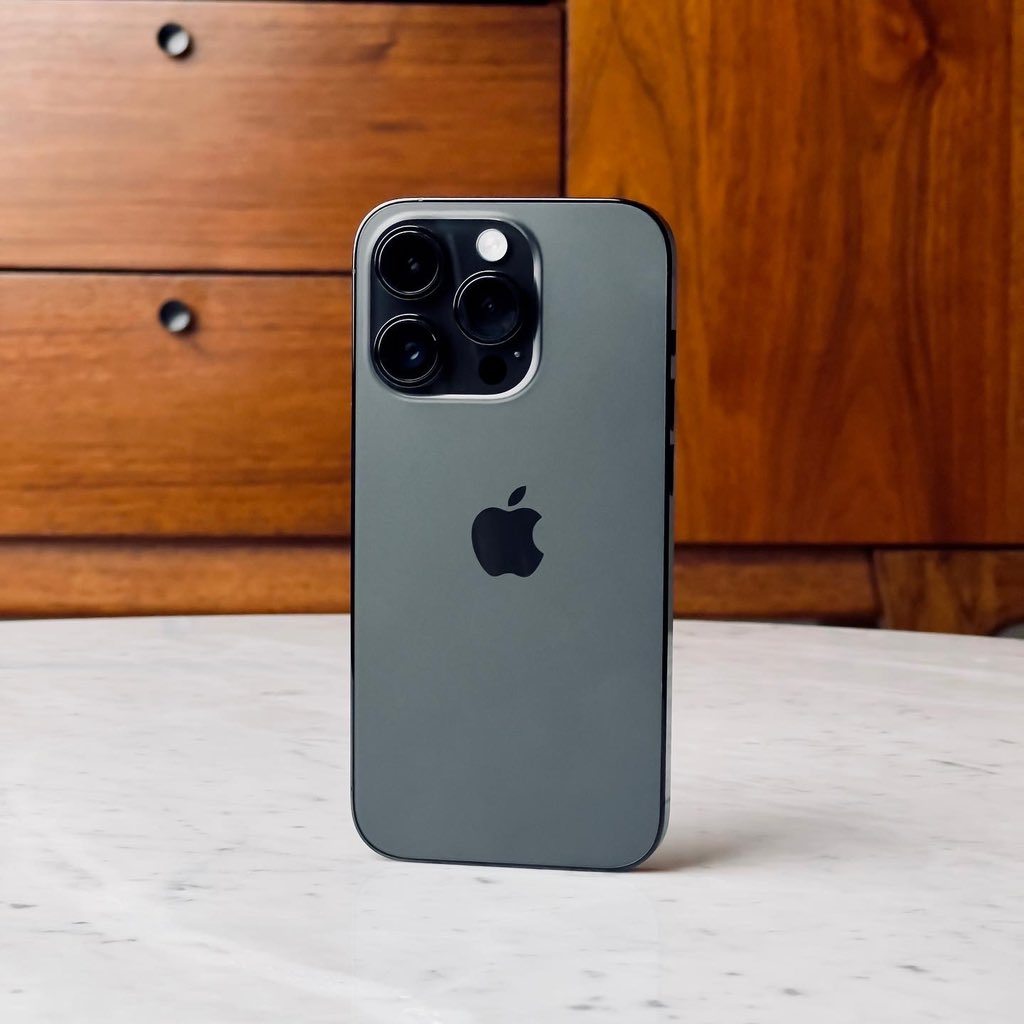 andrewjclare's tweet photo. Happy Sunday Everyone! 

When I’m at home chillin on days like this I like to go case less.  

Team Space Black 😮‍💨

#phone14Pro #iphone #apple https://t.co/djqHcy4g7s