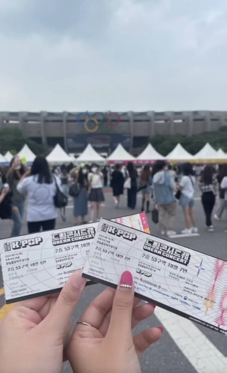 Sasaeng at Dream Concert (left) vs manager post at Dream concert (right)