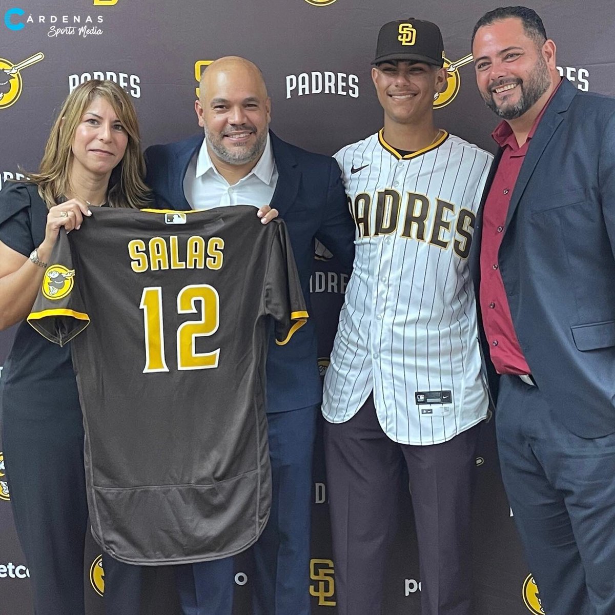 Oficialmente el venezolano Ethan Salas, el prospecto internacional número 1 de la ventana de firmas de 2023, es miembro de <a href="/LosPadres/">Padres de San Diego</a>. El receptor, de 16 años, debutó esta temporada en Venezuela con <a href="/aguilasdelzulia/">Águilas del Zulia</a>.