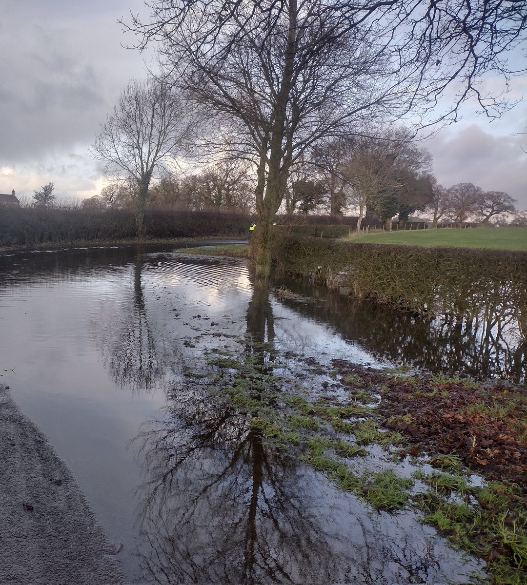 KathTJackson's tweet photo. @LanesTree One of our Cheshire tree-lined lanes is now a tree-lined pond https://t.co/ekdpQuWuzj
