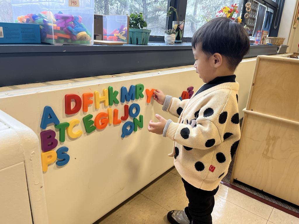 FJECC_TI_Boston's tweet photo. Magnetic letters aren't just for the fridge.
#FJECC #Boston #Brookline #Toddler #PreK #preschool #Kindergarten #ECE #EarlyEd #EarlyLiteracy #EarlyChildhood #ABC #classroom #admissions #PrivateSchool #school #education #PolkaDots #dots #cardigan #fashion #ToddlerFashion https://t.co/By2v6mopvX