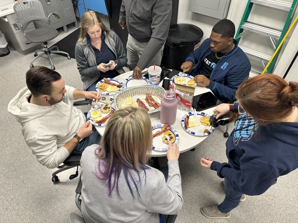 tresreed's tweet photo. When the team meets the challenge you set for them, you gotta pay up by making them breakfast! #capestrong 💪🏼 @KAMOkonnects @ike_beeze @KattiaS_Ramirez https://t.co/RxvWhBK4Cw