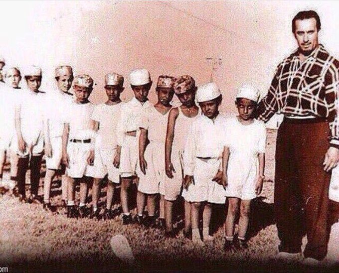 أطفال في حصة الرياضه بالمملكه قبل 50 سنه ولا أعلم سر لبس الطاقيه 😄😄😄 يازينهم ويازين طواقيهم