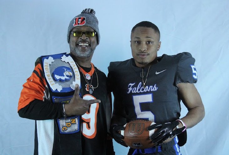 Enjoyed my official visit in the 216📍thank you for having me up @NDC_CoachMack &amp; <a href="/Coach_Chestnut/">Jake Chestnut</a> 💙🖤 <a href="/RogerBaconFB/">Roger Bacon Football</a>