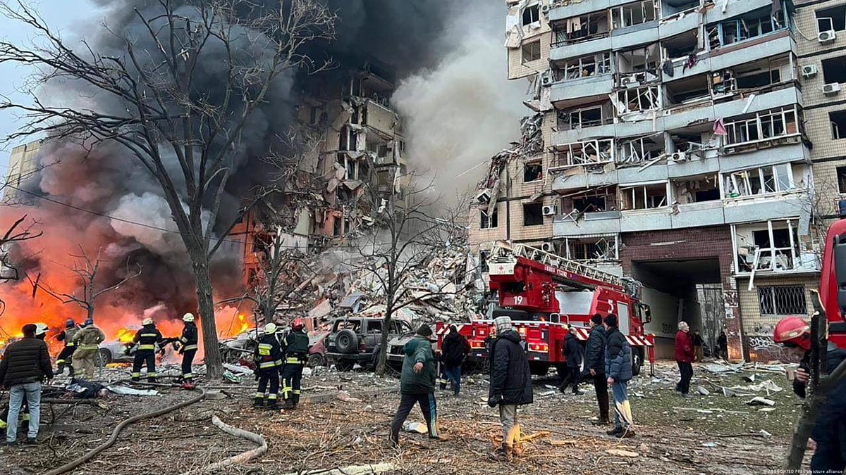 dw_russian's tweet photo. Число погибших от ракетного удара по жилому дому в Днепре возросло до 29 человек, сообщил глава Днепропетровской ОВА Валентин Резниченк��. Ранения получили 73 человека, из них 30 находятся в больнице, состояние 12 оценивается как тяжелое 
https://t.co/qOGn3sKZLV https://t.co/fwYuKVhlom