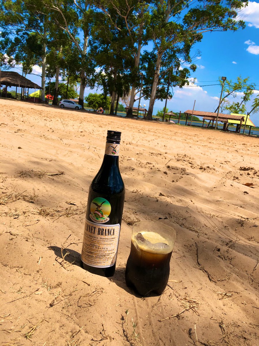 fernechini's tweet photo. Por un verano con mucha playa y mucho fernet https://t.co/nGUktbkAVh