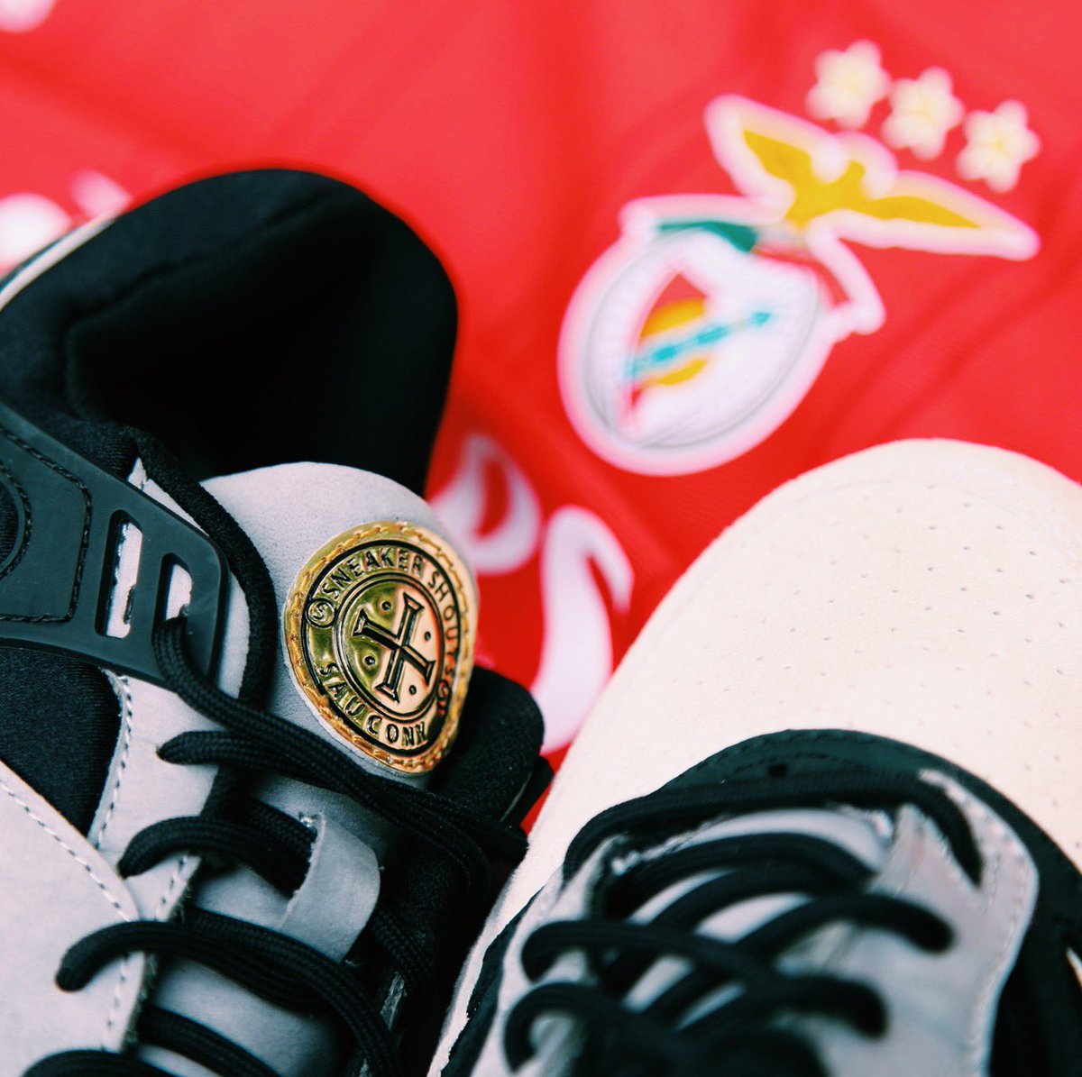 SneakerShouts's tweet image. GIVEAWAY ALERT 🚨
We have teamed up with @10CO10 to give away: 

- 2022/23 Benfica Home Jersey 
- Pair of Sneakershouts x Saucony Grid SD “Portuguese Gold” 

Details to enter giveaway: 
1. Must be following @10CO10 &amp;amp; @SneakerShouts 
2. Must Retweet &amp;amp; LIKE this tweet