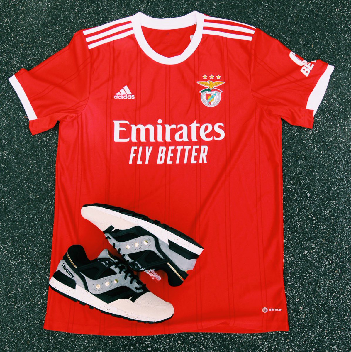 SneakerShouts's tweet image. GIVEAWAY ALERT 🚨
We have teamed up with @10CO10 to give away: 

- 2022/23 Benfica Home Jersey 
- Pair of Sneakershouts x Saucony Grid SD “Portuguese Gold” 

Details to enter giveaway: 
1. Must be following @10CO10 &amp;amp; @SneakerShouts 
2. Must Retweet &amp;amp; LIKE this tweet