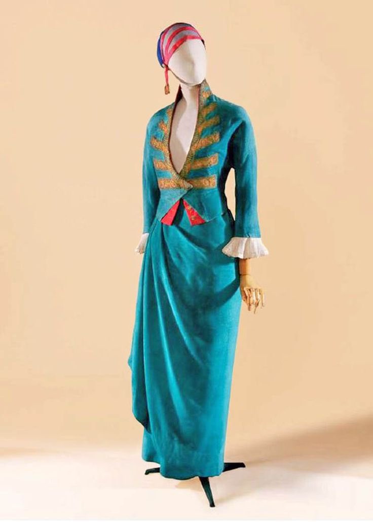 kateStrasdin's tweet image. A dinner suit in which to make an entrance by #PaulPoiret, taking elements of formal menswear from the early #c19th and creating a chic teal green ensemble. Never knowingly under done, it is a c1913 fantastical suit, sold via @Piasa_auction #fashionhistory