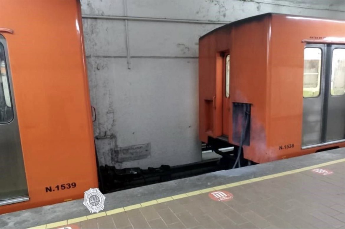AmerangelLorenz's tweet photo. Dos vagones del Metro se separaron en la estación Polanco, los usuarios tuvieron que ser desalojados.

Se cae por completo el cuento del sabotaje y se confirma la falta de mantenimiento y la ineptitud de #Morena. https://t.co/tTtF8H1FOf
