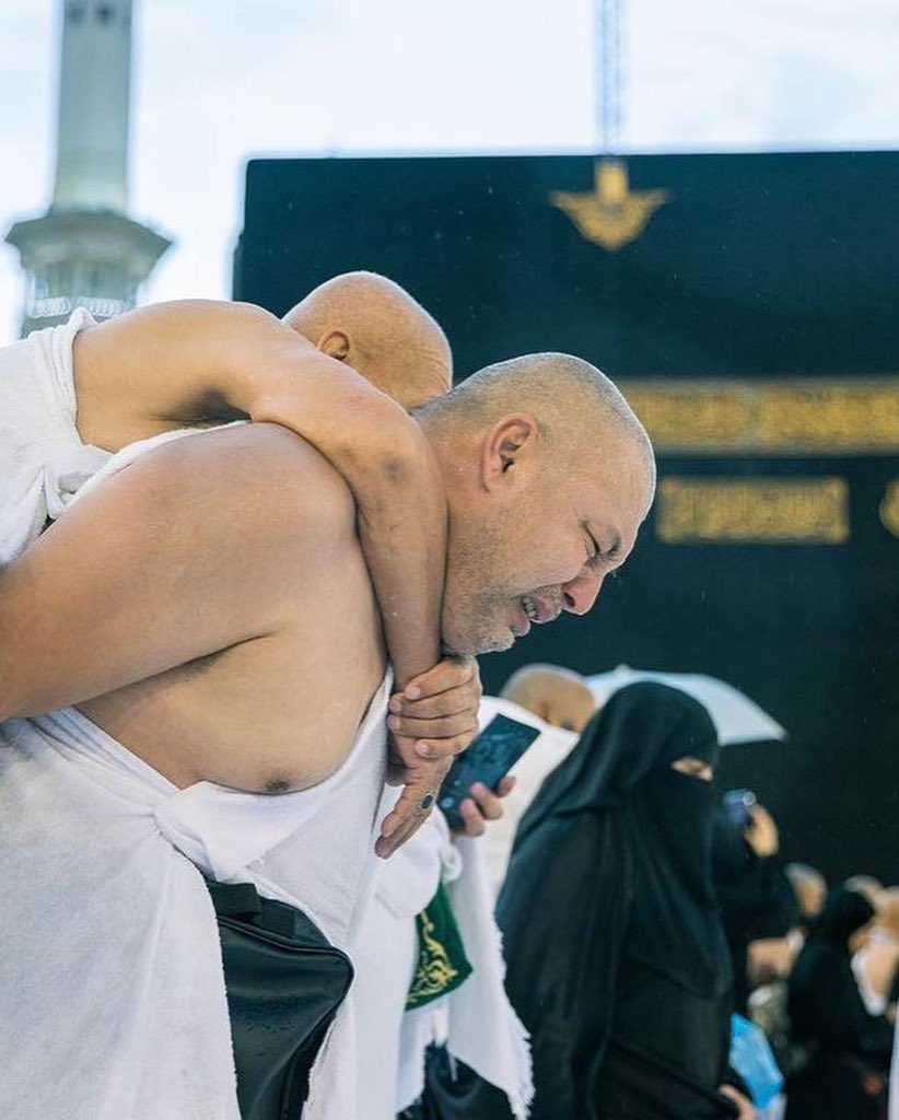 quotesfromallah's tweet photo. His father raised him when he was young, and now he carries his father now because he has become old. 😭

رَّبِّ ٱرْحَمْهُمَا كَمَا رَبَّيَانِى صَغِيرًۭ

Rabb ir'ḥamhumā kamā rabbayānī ṣaghīra

My Lord! Be merciful to them as they raised me when I was youn https://t.co/w1LWk1niV0