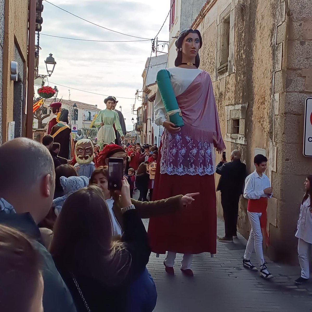 ppopularsvm's tweet photo. 🎉 Ambient molt animat a la trobada de gegants i capgrossos!

Llàstima de l’organització, sense lavabos oberts per al públic i falta de coordinació d’alguns detalls. 👎🏻

Però les ganes de festa han guanyat!
Segur que aquests dies  podrem compartir una bona festa major!!! 🥳 https://t.co/yLN6UiU9go