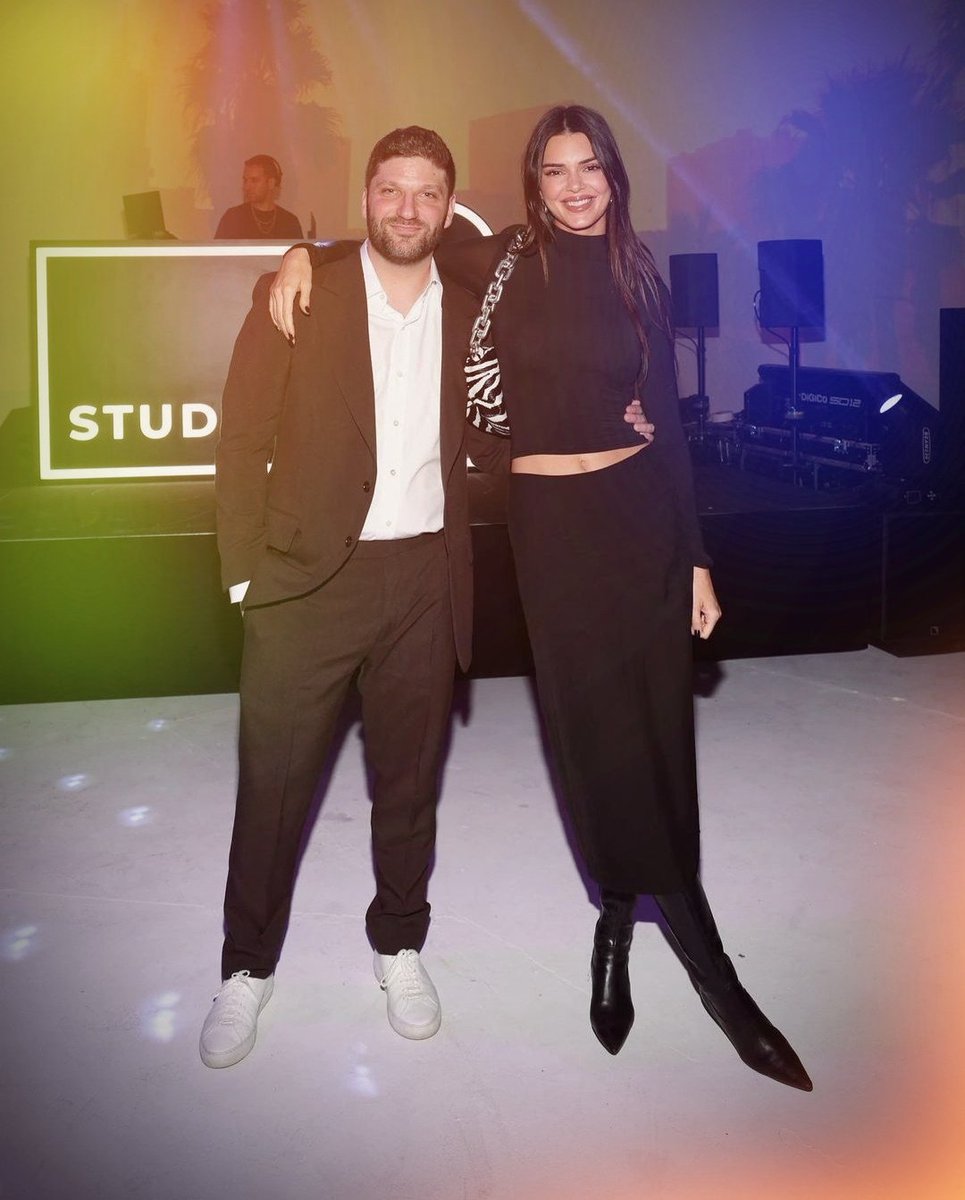 PhotoGridNews's tweet photo. Kendall Jenner and Michael Ratner at the OBB Studios.

📱:Edited by AirBrush App. 
💗:Tools - Vignette.
💫:Filter - Atmosphere: Twilight-1.

#airbrushapp #KendallJenner #MichaelRatner https://t.co/GbSbe9WZyM