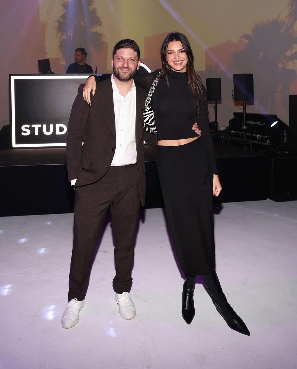 PhotoGridNews's tweet photo. Kendall Jenner and Michael Ratner at the OBB Studios.

📱:Edited by AirBrush App. 
💗:Tools - Vignette.
💫:Filter - Atmosphere: Twilight-1.

#airbrushapp #KendallJenner #MichaelRatner https://t.co/GbSbe9WZyM