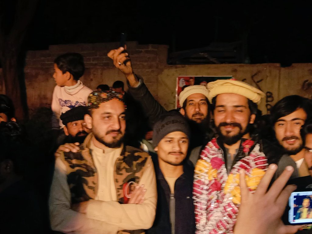 AbidSiyal10's tweet photo. الحمد اللہ
یوسی 20 حیدرآباد سٹی بڑے مارجن سے پیپلز پارٹی کی کامیابی! 
چاروں وارڈز کی عوام کے شکر گذار ہیں ! 
@BBhuttoZardari @SAGHEERQURESHI0 @azhar_siyal1 @Zakriya_Siyal1 https://t.co/NtTARAc8LN