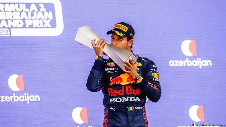 thrstyoon's tweet photo. Hilo de momentos que mantienen humilde a Checo Pérez https://t.co/ienZEcUuSR