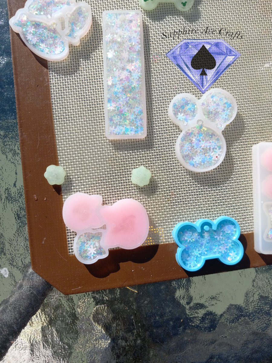 More pieces. #sapphireacecrafts #nametags #keychains #craftersoftwitter #resinjewelry #pets #pawprints #bookmark #crafts #resincrafts #jewelry