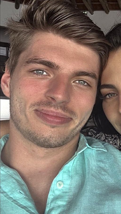 V3RLEC's tweet image. can we pls talk about how his shirt matches his eyes perfectly? he looks so beautiful omfg.