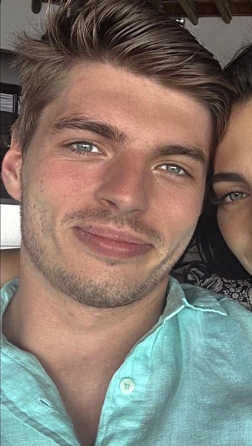 V3RLEC's tweet image. can we pls talk about how his shirt matches his eyes perfectly? he looks so beautiful omfg.