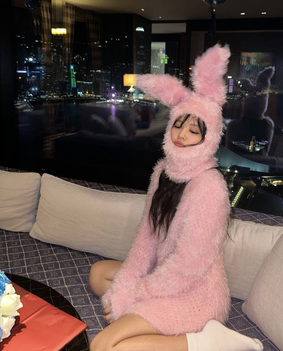 PopBase's tweet photo. BLACKPINK's Jennie shares new photos celebrating her birthday. https://t.co/xwXerw4OqW