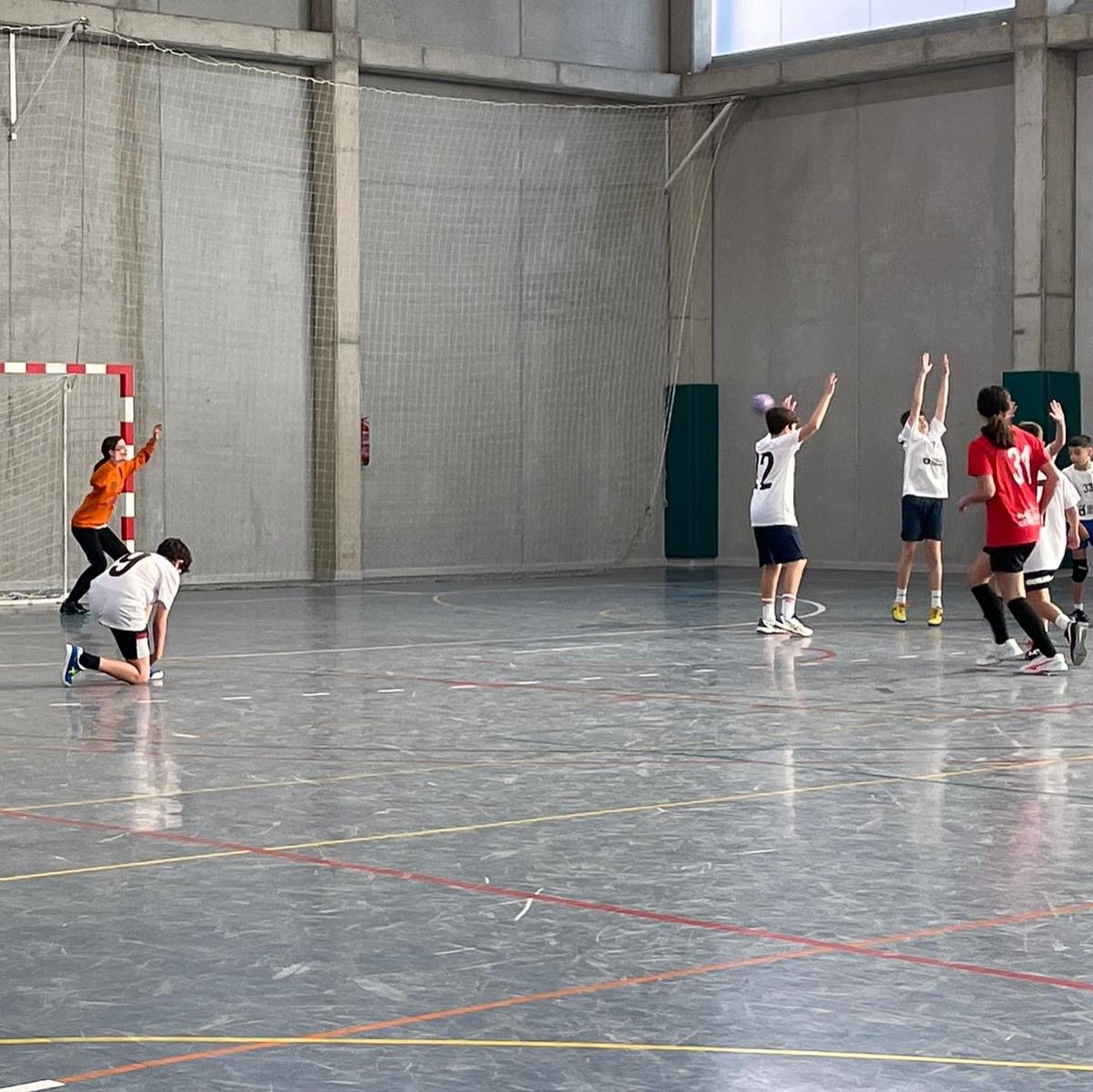 ADEliocroca's tweet photo. #BALONMANO 🤾🏻♂️. ‼️Qué equipazo alevín mixto tenemos‼️😍😍😍
Han ganado esta mañana a @BMPLumbreras (23-10) con un enorme partido de tod@s y suman su tercer triunfo de cuatro posibles.
¡¡Magnífica esta familia!! 🙌🏻🙌🏻
#goelio🤾🏻♂️💙 https://t.co/zM5lMPYowh