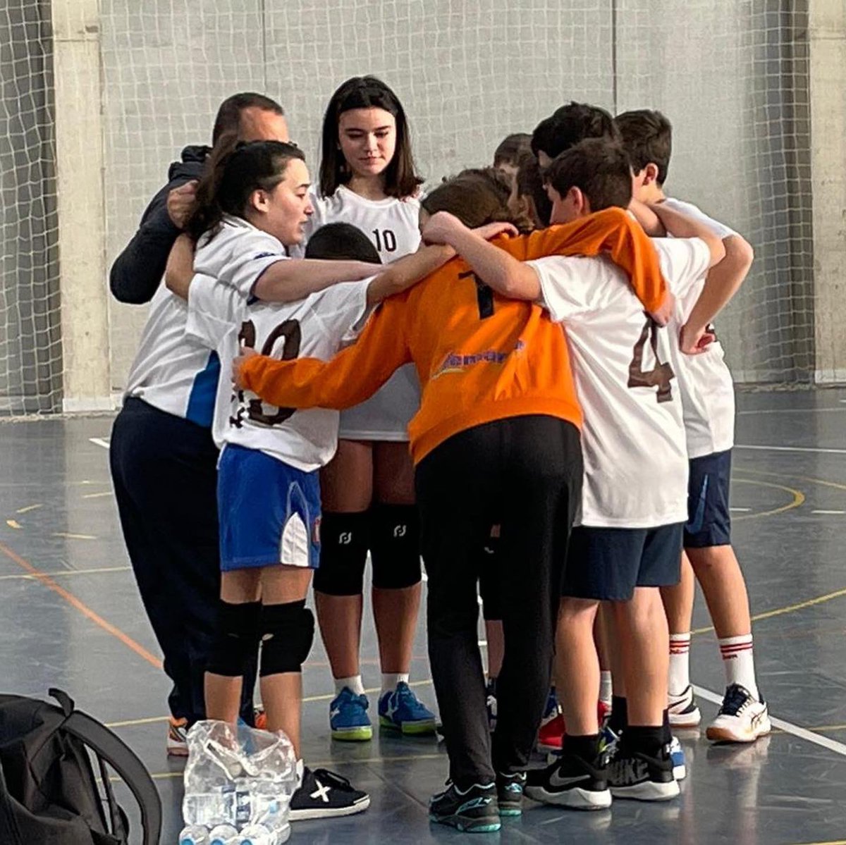 ADEliocroca's tweet photo. #BALONMANO 🤾🏻♂️. ‼️Qué equipazo alevín mixto tenemos‼️😍😍😍
Han ganado esta mañana a @BMPLumbreras (23-10) con un enorme partido de tod@s y suman su tercer triunfo de cuatro posibles.
¡¡Magnífica esta familia!! 🙌🏻🙌🏻
#goelio🤾🏻♂️💙 https://t.co/zM5lMPYowh