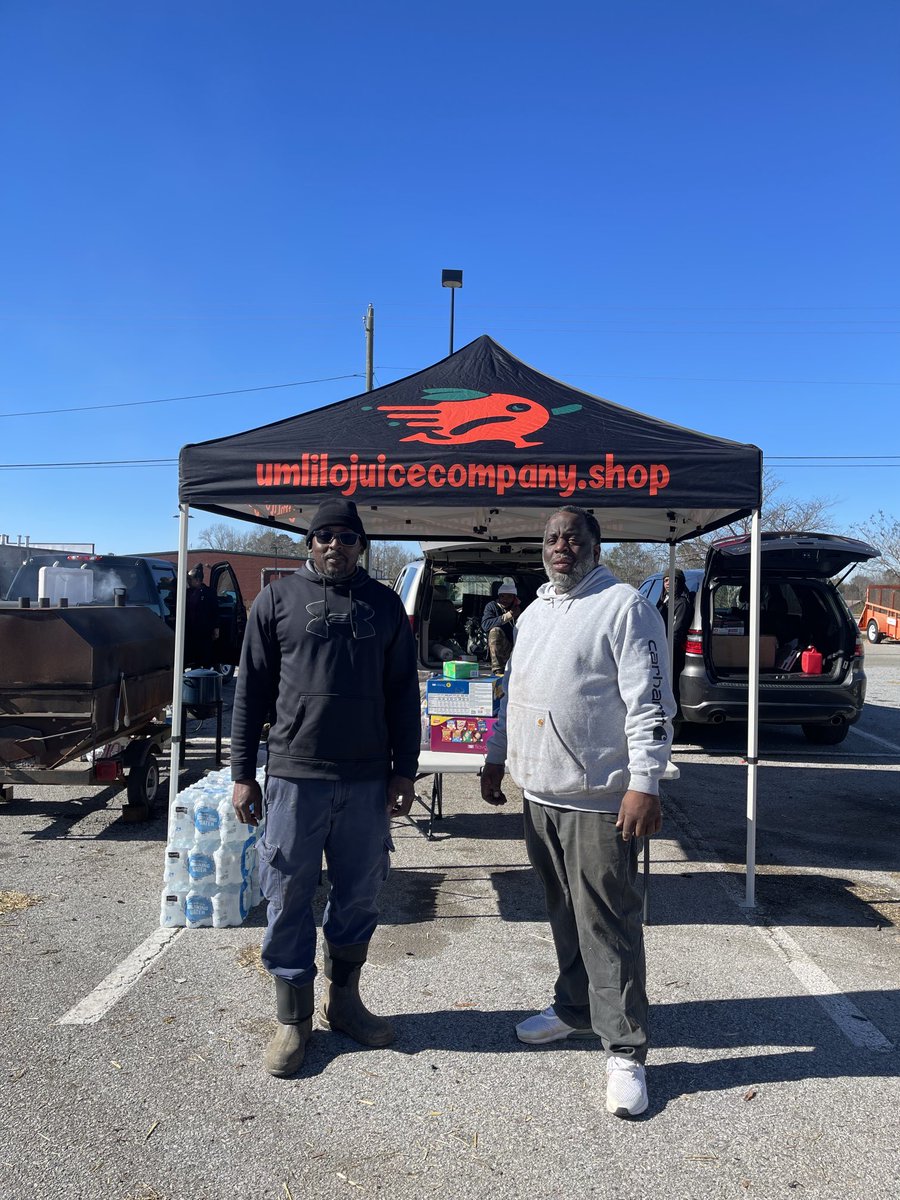 Andre one of our Pros given back to the community by feeding the response teams, and the people in need. <a href="/DepotGriffin/">Griffin Home Depot</a> <a href="/shock_stephanie/">Stephanie Lower</a>