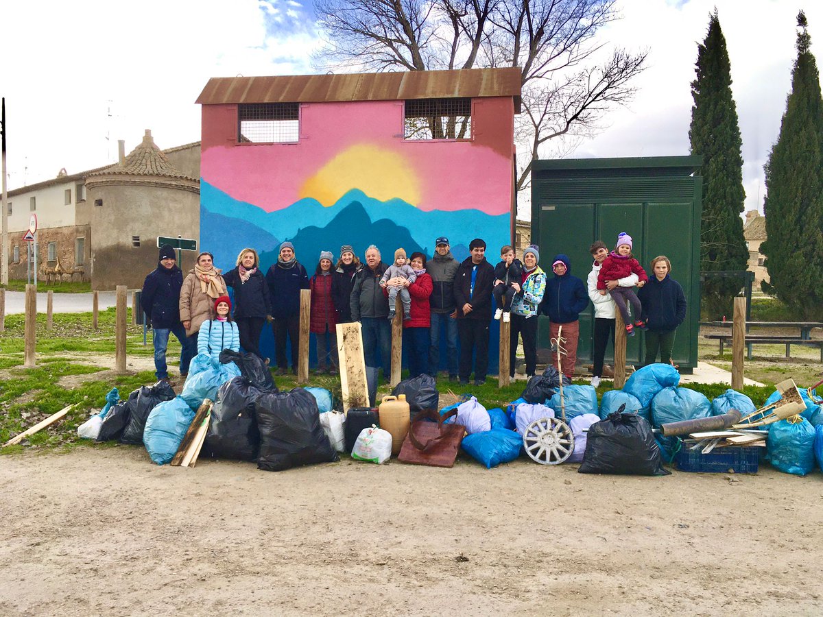 JuanilloValient's tweet photo. Algunas veces no sabemos que hacer ante esta situación.
Otras veces si.
Hay acción, hay comunidad, hay conciencia, hay energía, hay esperanza.
#basuraleza #batidalimpieza #accionvecinal
@zaragoza_es https://t.co/ST0xzGWMA7