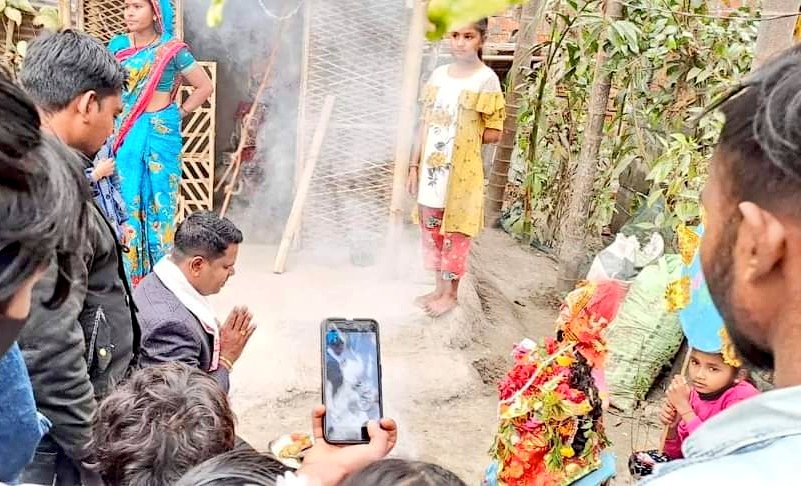 SanjitTanti07's tweet photo. অতীজৰ পৰা পৰম্পৰাগতভাৱে অনুষ্ঠিত কৰি অহা চাহজনগোষ্ঠী তথা আদিবাসীসকলৰ অন্যতম এই টুছু পূজা৷পুহ মাহৰ শেষৰ দিনটোত নিজস্ব ৰীতি-নীতিৰে পূজা কৰা হয় টুছু দেৱীক৷মোৰ সমষ্টিৰ অন্তৰ্গত ঝৰাবস্তী গাওঁত ৰাইজে আয়োজন কৰা পূজাভাগত উপস্থিত হৈ টুছুদেৱীৰ আশীষ লৈ সকলোৰে মংগলৰ হকে প্ৰাৰ্থনা জনাওঁ৷ https://t.co/NGOVDlF5yB