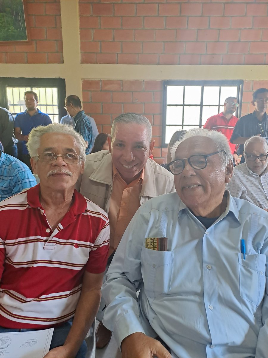 ProfAliJoaquin's tweet photo. Que grata sorpresa compartir este día de reconocimientos en la @APUCoficial con un icono de @FaCE_UC Prof. Erick Nuñez. En compañía también del Escritor Jesús Puerta. ¡Felicidades para Uds. Maestros! #Venevision #580 #405 #missuniverso2022 #Tareck #perousa https://t.co/AESwqiLh7B