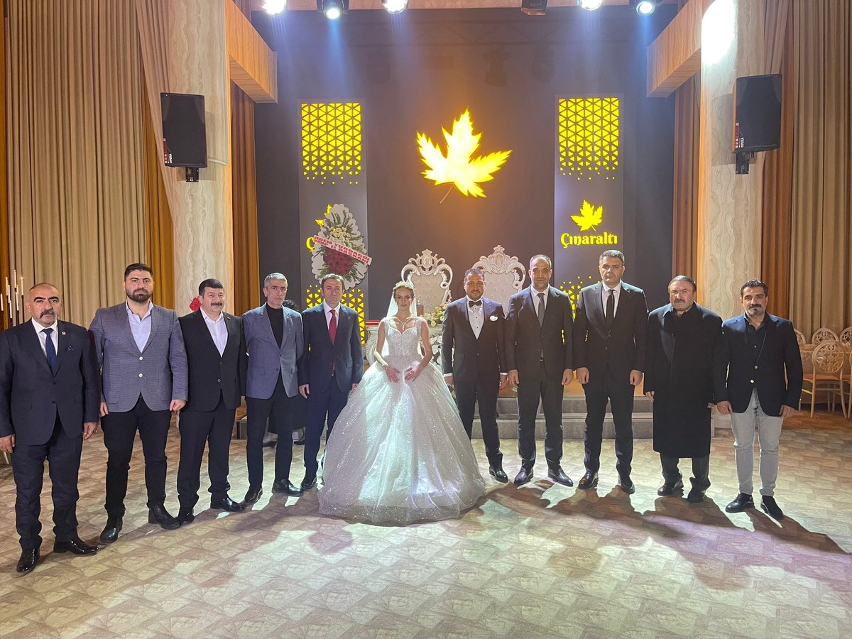 Milliyetçi Hareket Partisi Palandöken Belediyesi Meclis Üyemiz Hazal Gökhan ve Emre İnanlı kardeşlerimizin düğün törenine şahitlik ettik. Rabbim çiftimize iki cihan saadeti nasip etsin. Kendilerine ve ailelerine mutluluklar diliyorum.